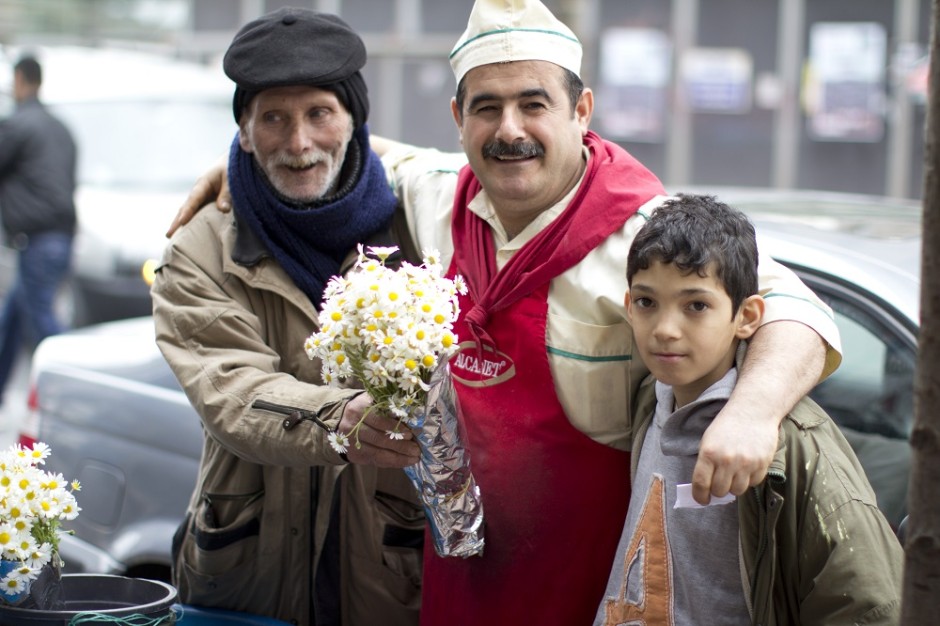 Sein Sohn Emre Can ist 13 Jahre und besucht die Schule. Er verrät mir, dass er einmal Arzt werden möchte. Für das Bild ist auch der Herr aus dem gegenüberliegendem Restaurant herbeigeeilt. "Ist es für die Zeitung?", fragte er mich aufgeregt. "Nein, aber für ene Webseite." Er lächelte zufrieden und bedankte sich für das Bild.
